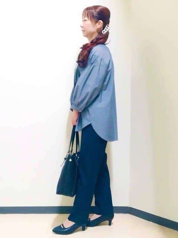 花さんの「Reflect｜【程よいゆとり感／体型カバー】ピンタックデザインシャンブレーブラウス」を使ったコーディネート