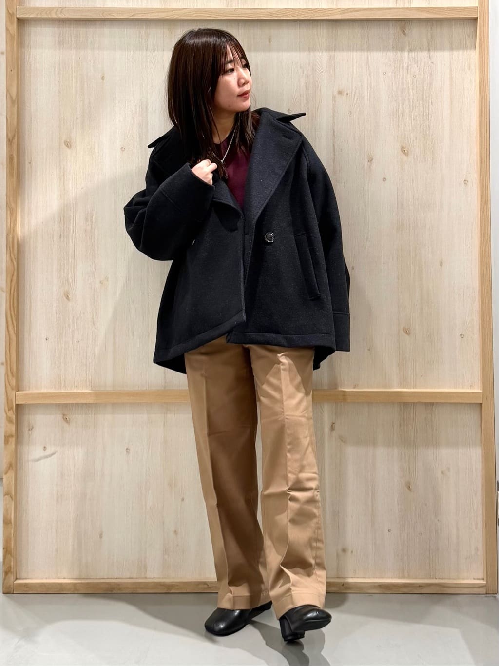 nanaさんの「THE SHOP TK｜【すっきりシルエットが叶う】大人のためのVネックニット/毛玉になりにくい/静電気防止/洗濯機OK」を使ったコーディネート
