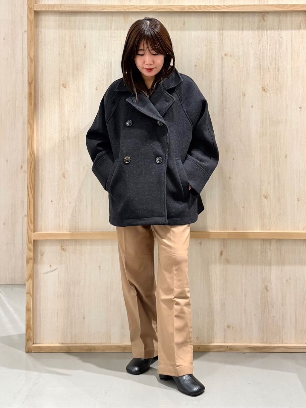 nanaさんの「THE SHOP TK｜【すっきりシルエットが叶う】大人のためのVネックニット/毛玉になりにくい/静電気防止/洗濯機OK」を使ったコーディネート