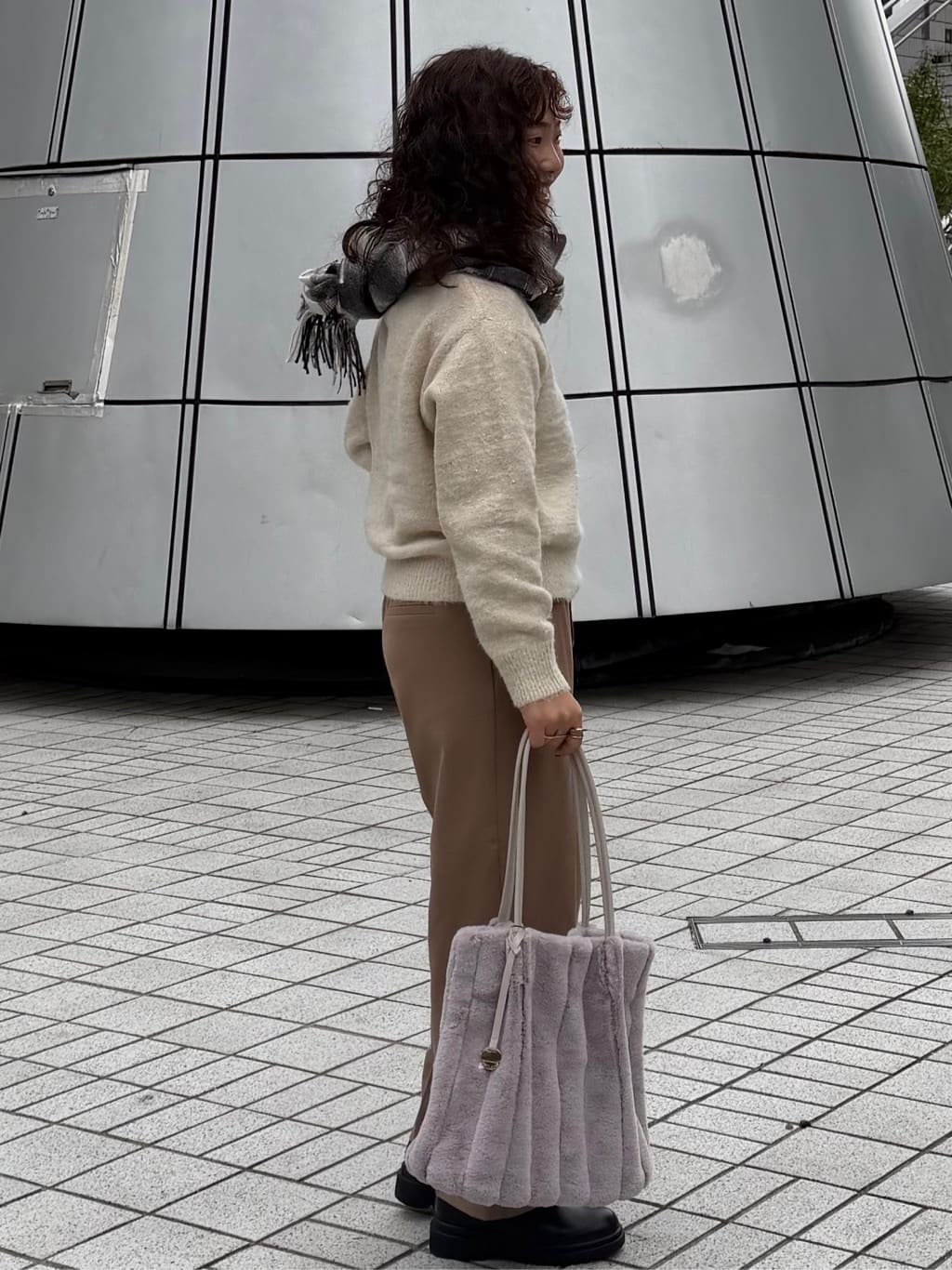 sumicaさんの「OPAQUE.CLIP｜スパンコールフェザーVネックニット【洗濯機OK】」を使ったコーディネート