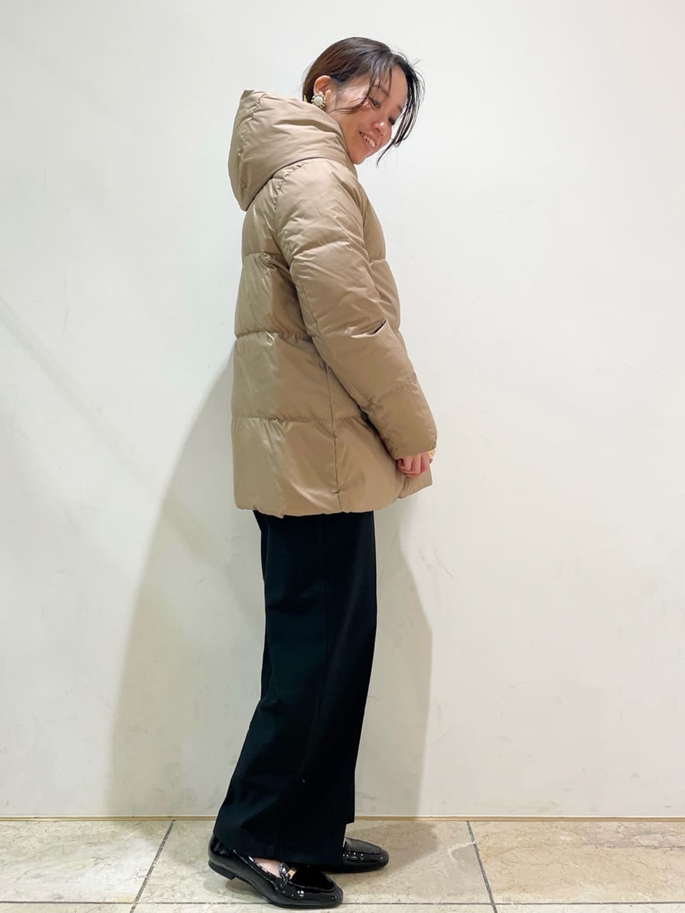 ともも。さんの「OPAQUE.CLIP｜撥水フードミドルダウンコート【防風／抗菌防臭／洗濯機OK】《S～LL》」を使ったコーディネート