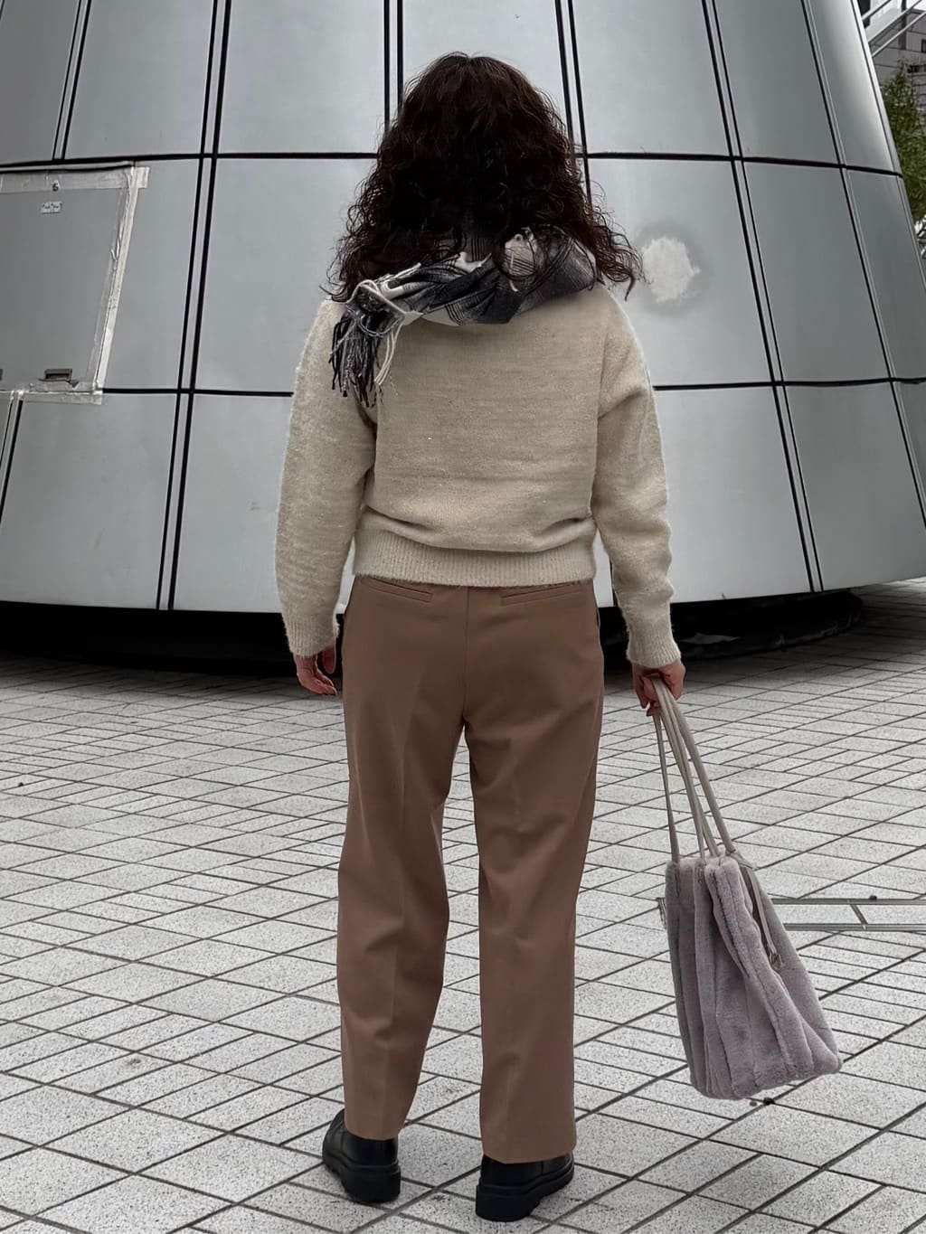 sumicaさんの「OPAQUE.CLIP｜スパンコールフェザーVネックニット【洗濯機OK】」を使ったコーディネート