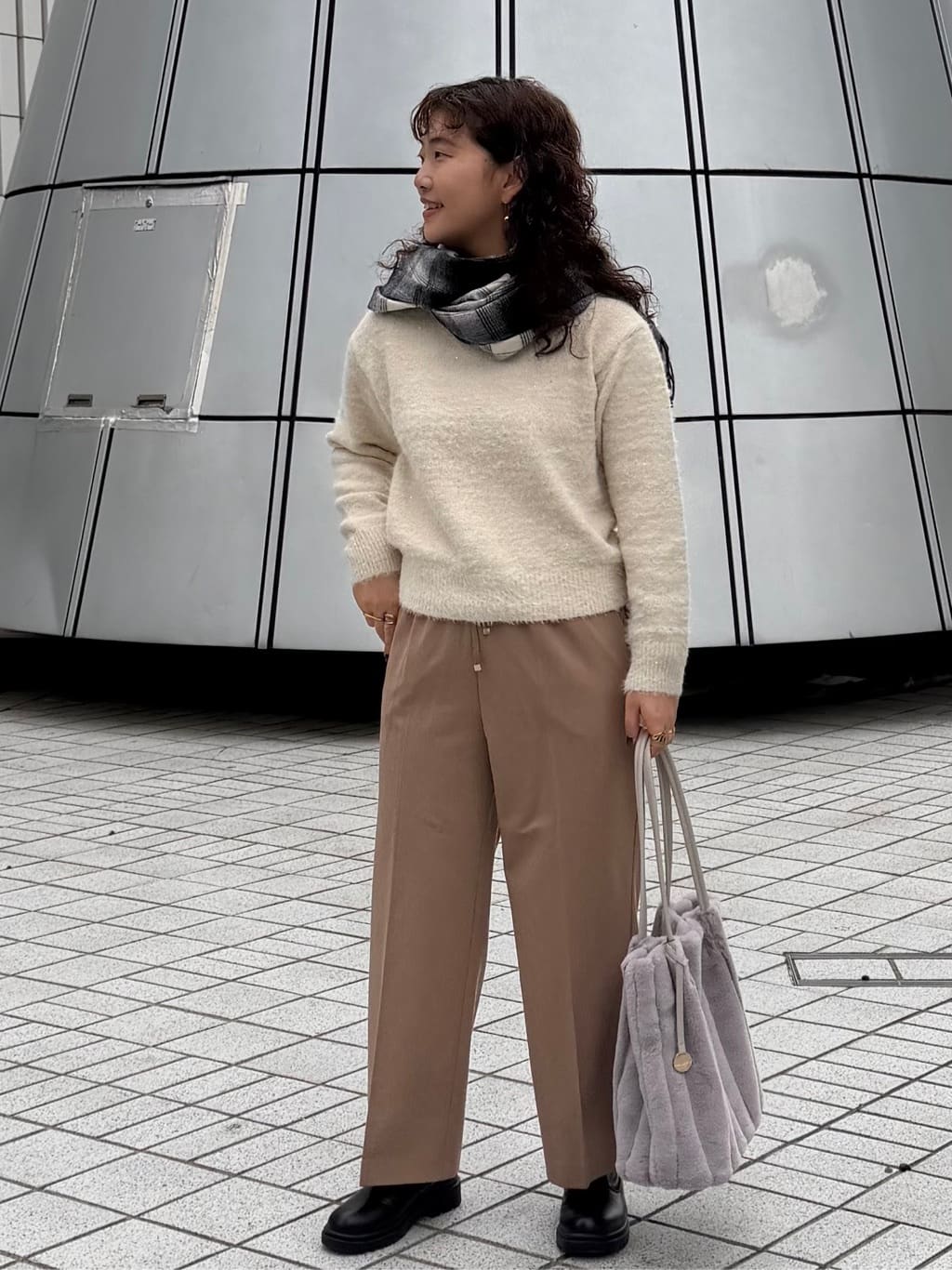 sumicaさんの「OPAQUE.CLIP｜スパンコールフェザーVネックニット【洗濯機OK】」を使ったコーディネート