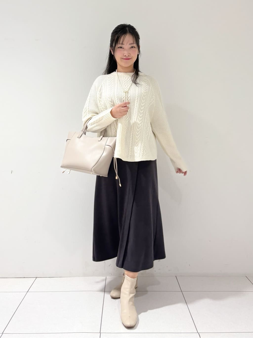 momokoさんの「INDIVI｜【洗える】ケーブルデザイン ラウンドヘムニット」を使ったコーディネート