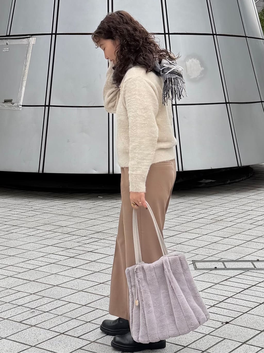 sumicaさんの「OPAQUE.CLIP｜スパンコールフェザーVネックニット【洗濯機OK】」を使ったコーディネート