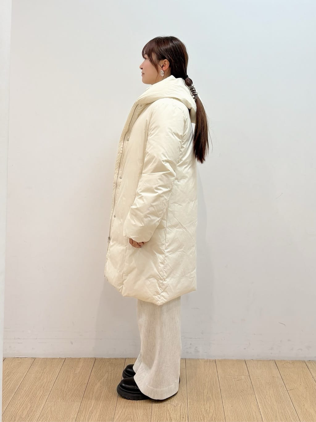maiさんの「INDIVI｜【撥水／洗える】ステッチレス ロングダウンコート」を使ったコーディネート