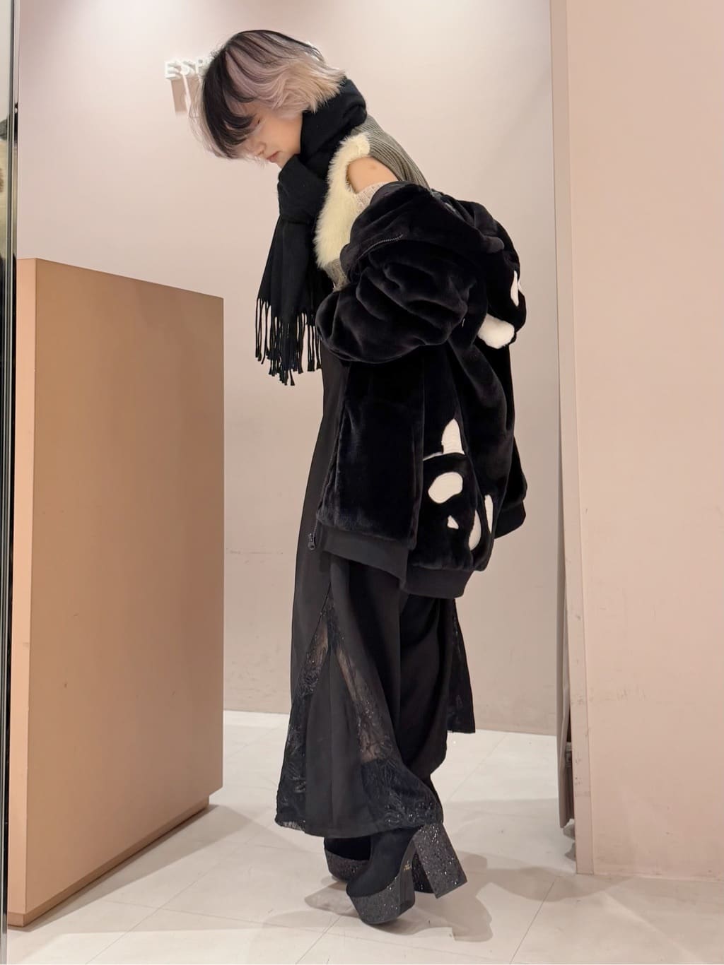 MIGIさんの「ESPERANZA｜洗えるシンプルカラーストール 累計販売約5000枚【防寒／マフラー／無地／ギフト】」を使ったコーディネート
