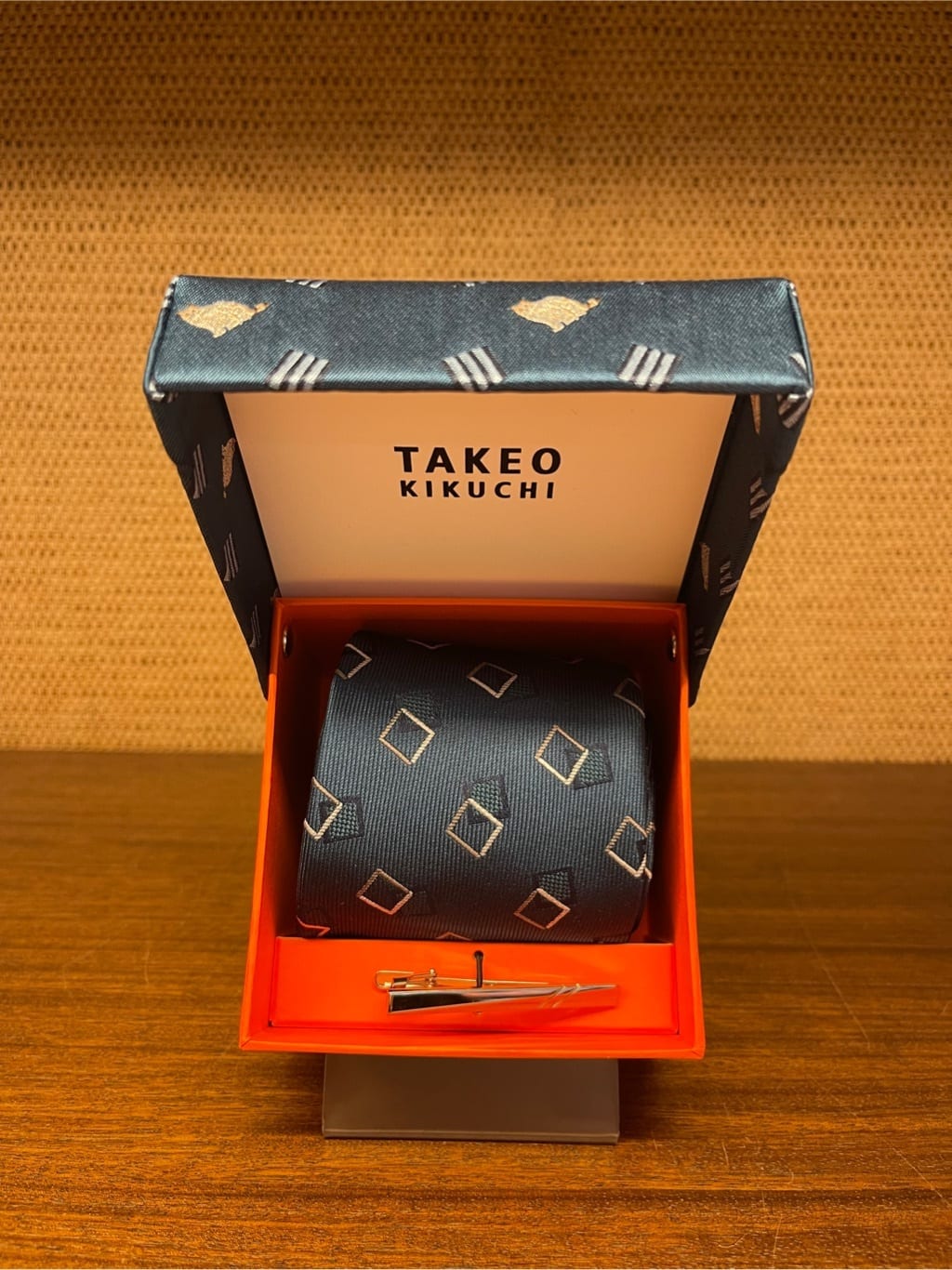iwさんの「TAKEO KIKUCHI｜猫チェンジタイ タイバーBOX」を使ったコーディネート