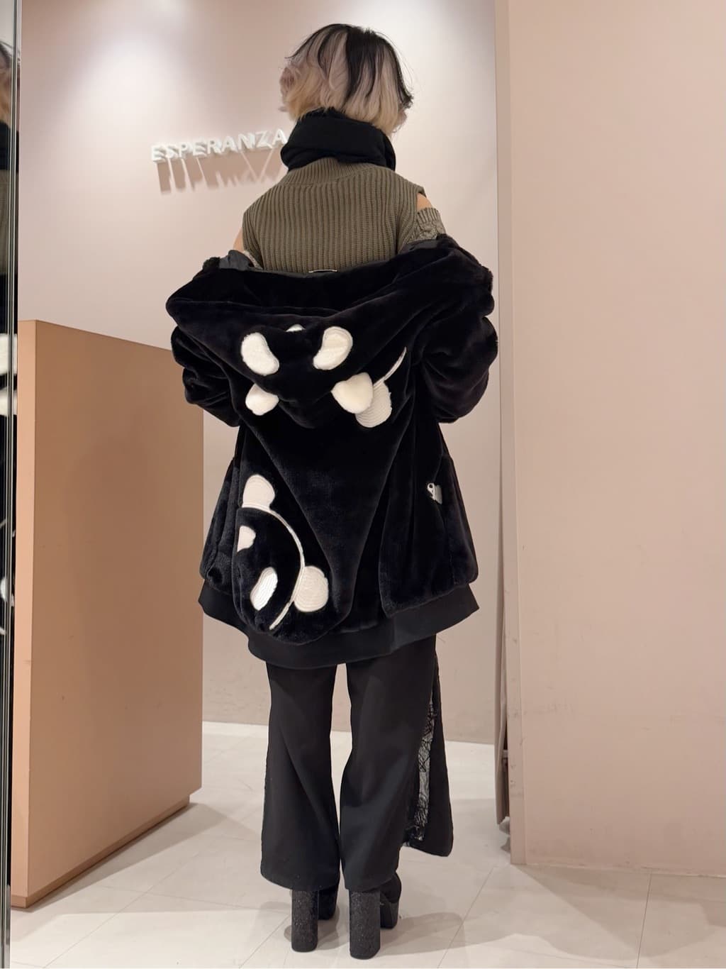MIGIさんの「ESPERANZA｜洗えるシンプルカラーストール 累計販売約5000枚【防寒／マフラー／無地／ギフト】」を使ったコーディネート