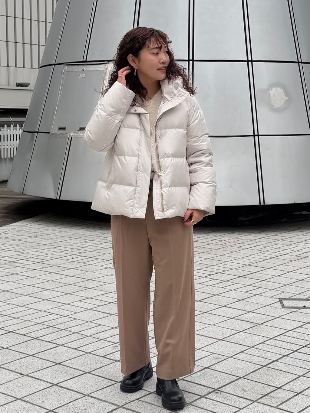 sumicaさんの「OPAQUE.CLIP｜スパンコールフェザーVネックニット【洗濯機OK】」を使ったコーディネート
