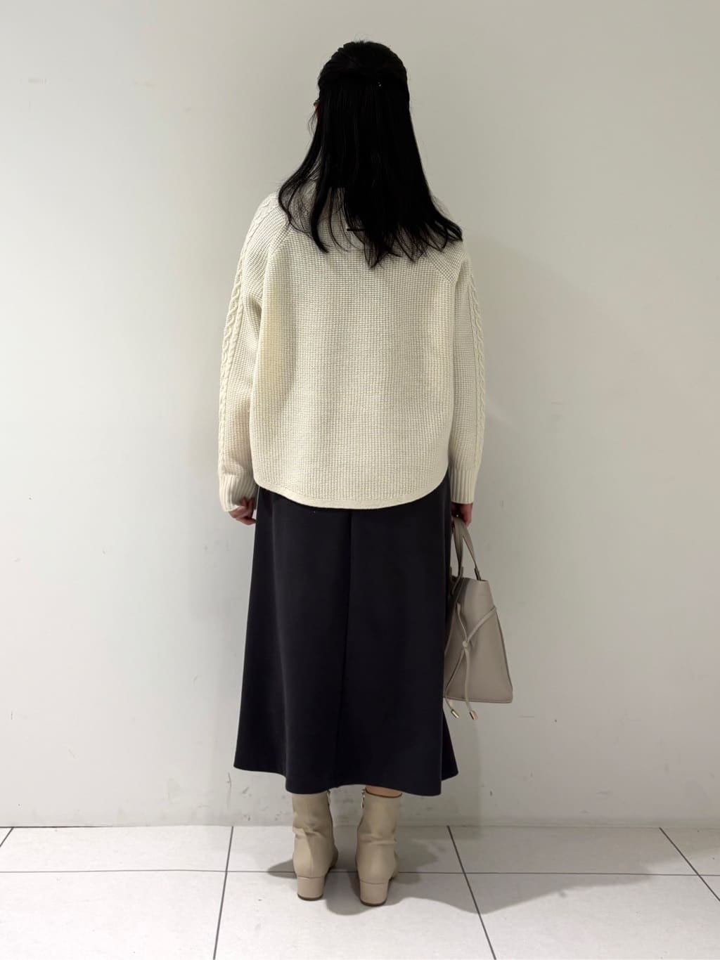 momokoさんの「INDIVI｜【洗える】ケーブルデザイン ラウンドヘムニット」を使ったコーディネート