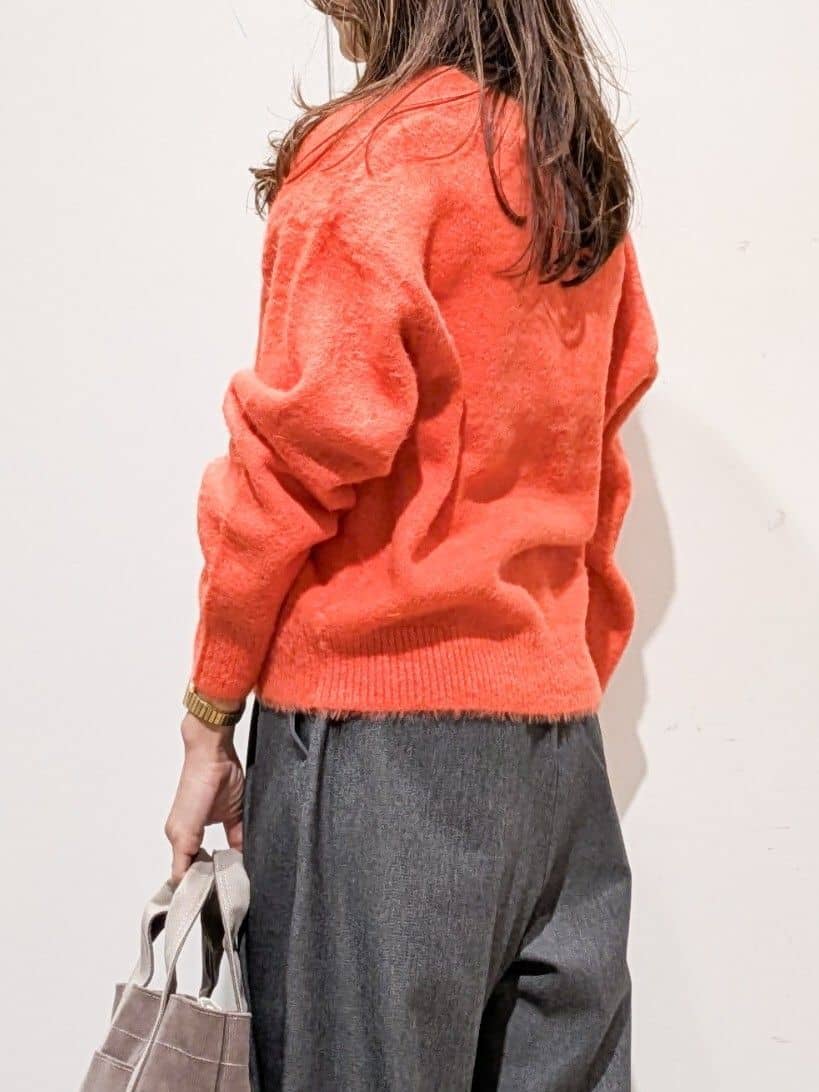 machiさんの「OPAQUE.CLIP｜スパンコールフェザーVネックニット【洗濯機OK】」を使ったコーディネート