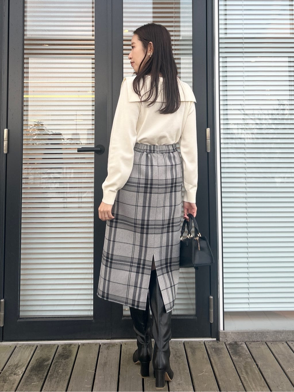 teiさんの「Couture brooch｜リボンカラーデザインニット」を使ったコーディネート