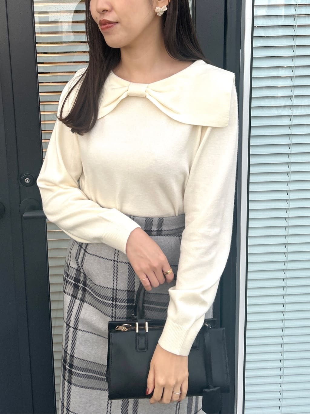teiさんの「Couture brooch｜リボンカラーデザインニット」を使ったコーディネート