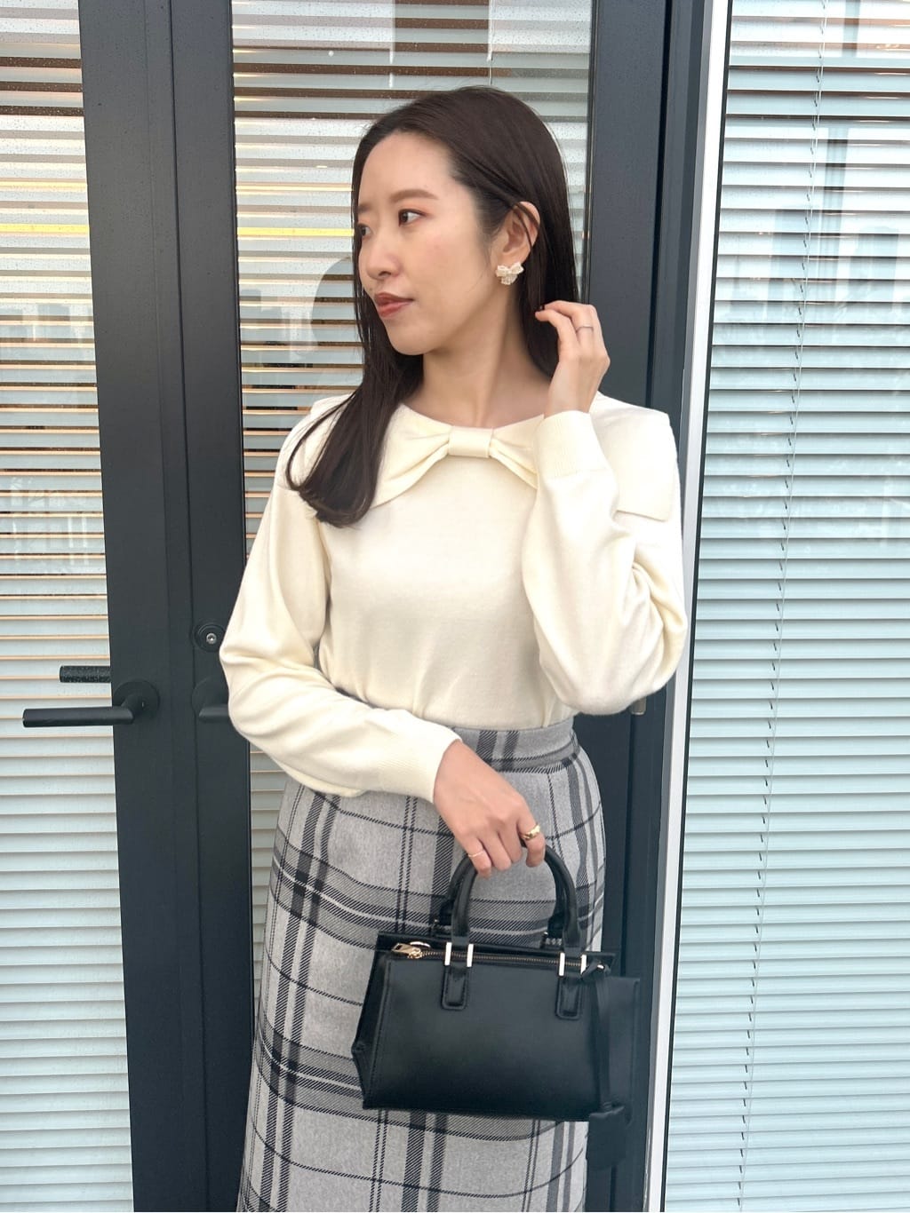 teiさんの「Couture brooch｜リボンカラーデザインニット」を使ったコーディネート