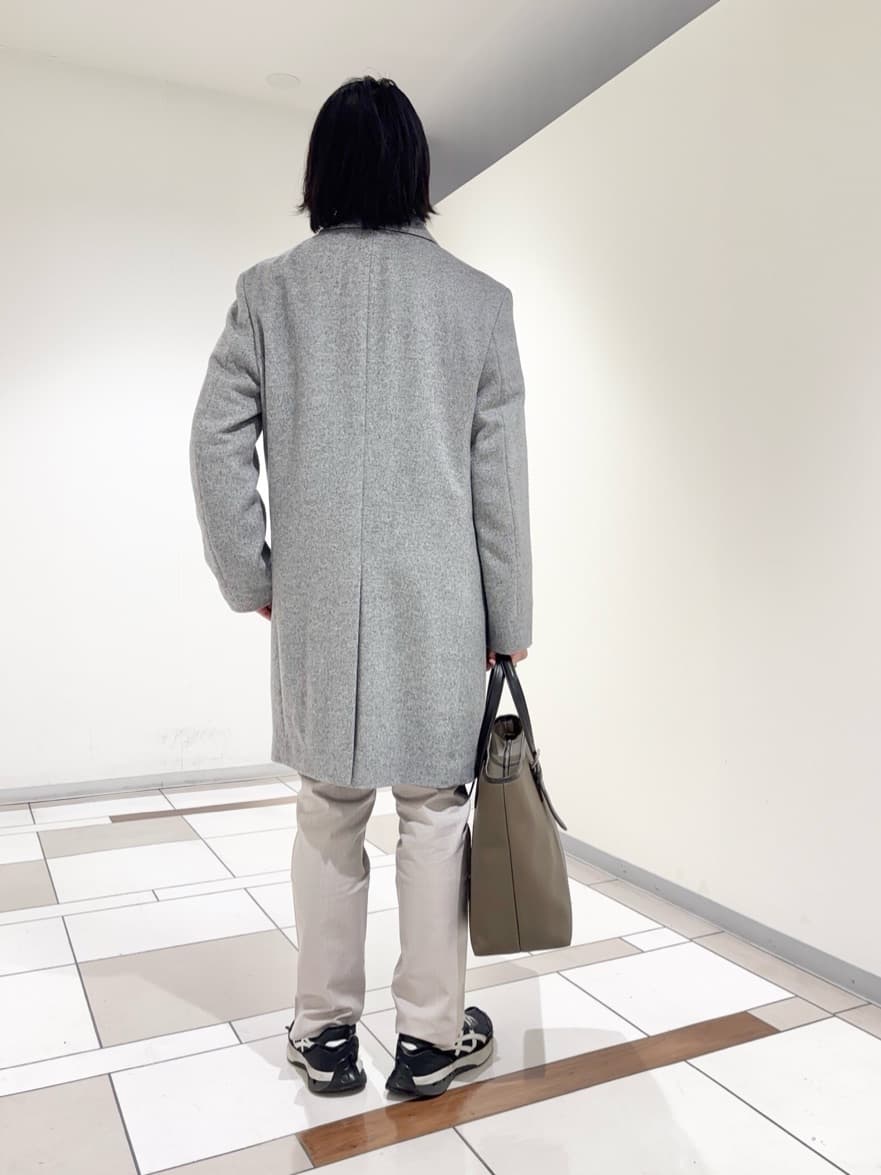 及川さんの「TAKEO KIKUCHI｜カシミヤブレンド ビーバー調ステンカラーコート」を使ったコーディネート