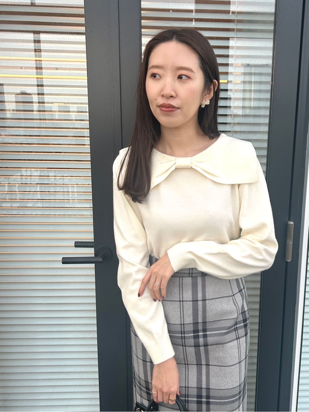 teiさんの「Couture brooch｜リボンカラーデザインニット」を使ったコーディネート
