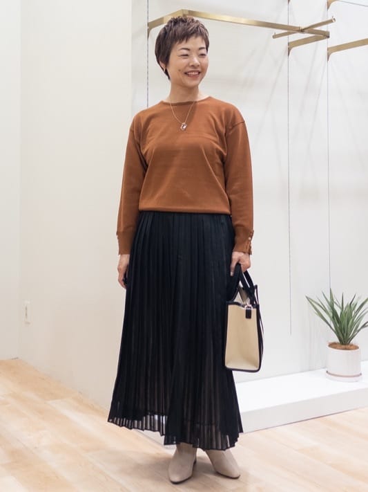 シュウコさんの「grove｜ON/OFF毎日使える！袖口ボタンドロップショルダーニット」を使ったコーディネート