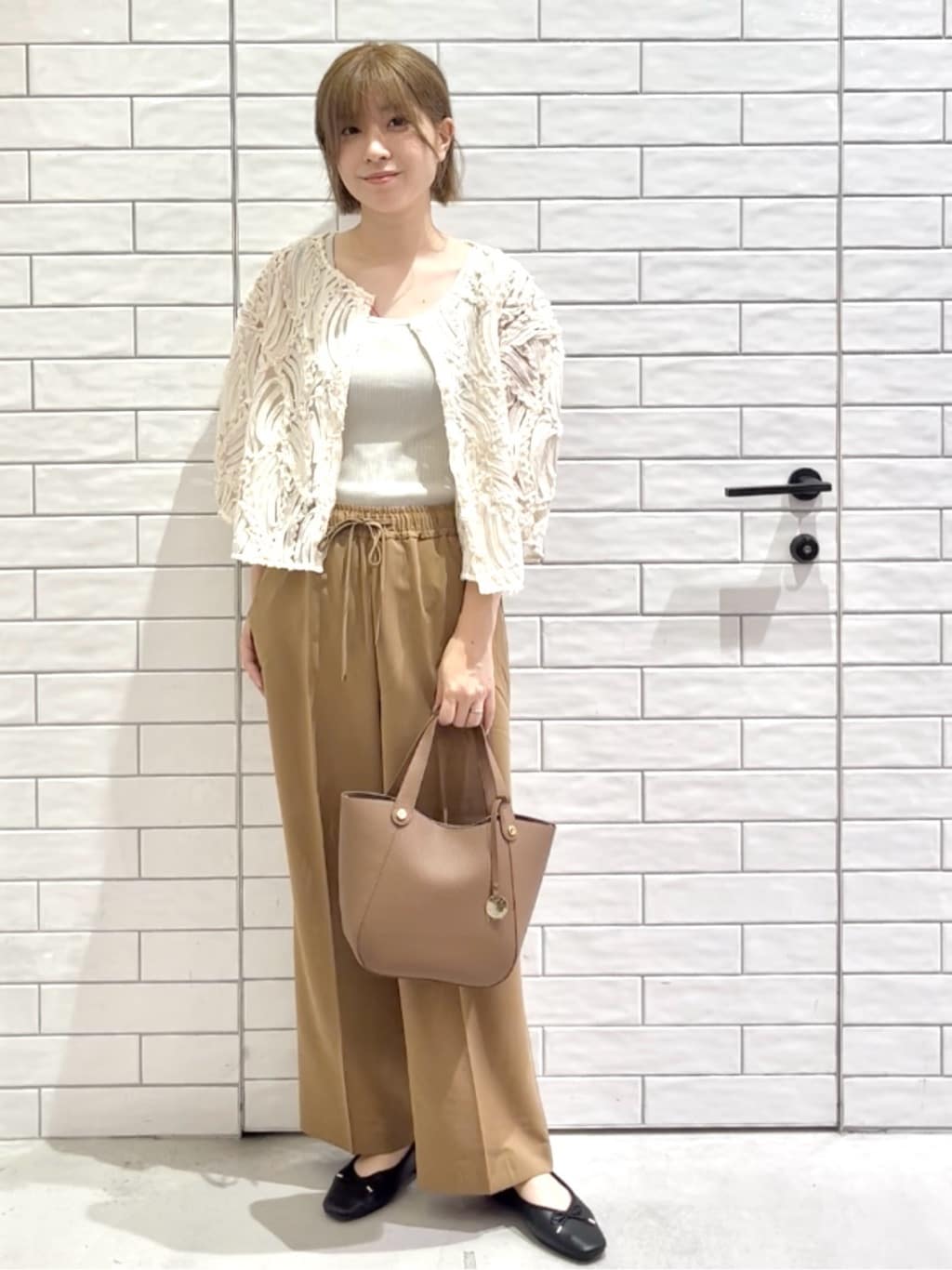 しおりさんの「OPAQUE.CLIP｜シアー刺繍レース前開きブラウス【洗濯機洗い可】」を使ったコーディネート