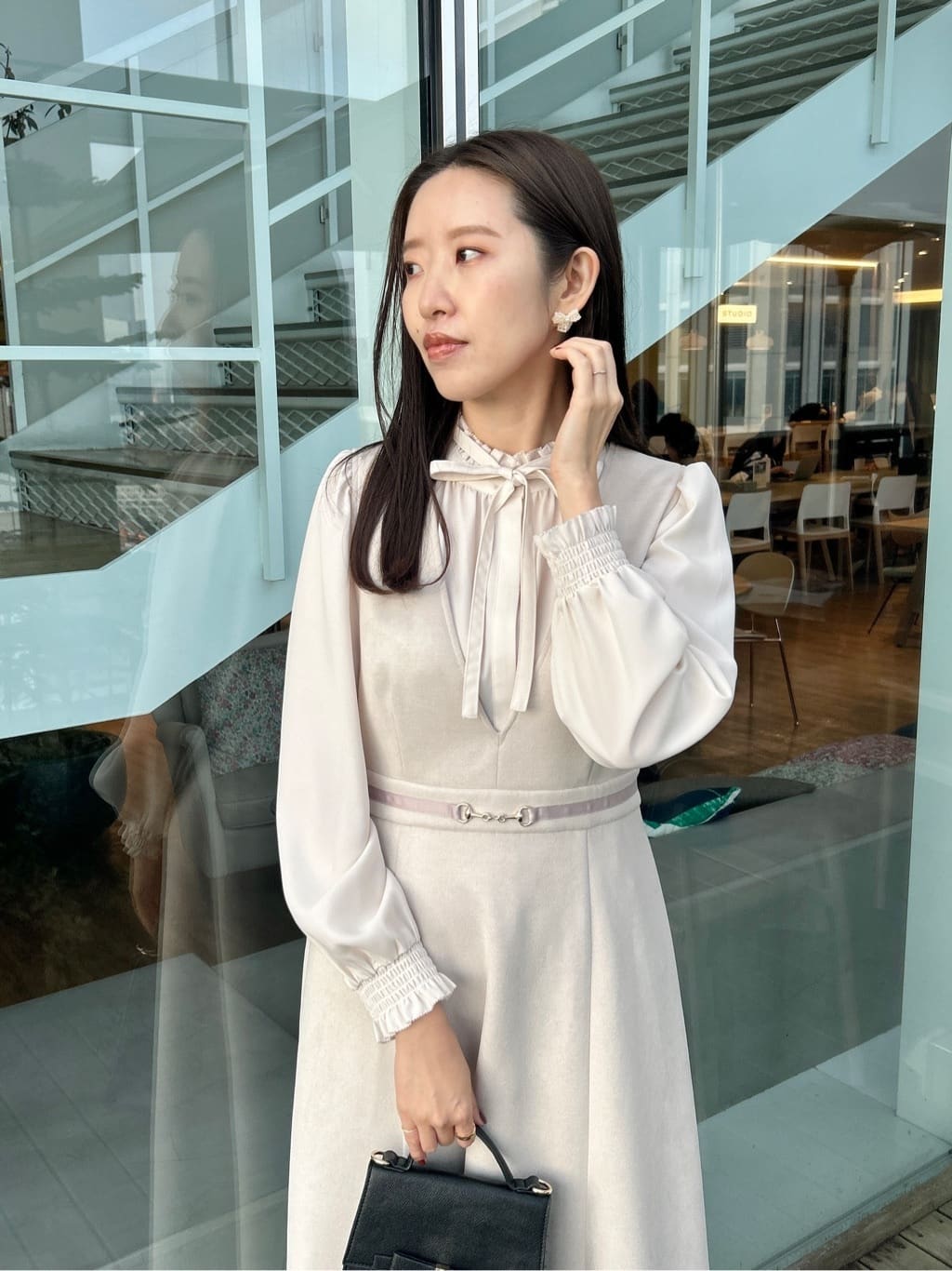 teiさんの「Couture brooch｜【フェミニン・通勤】タイ付きピコフリルブラウス」を使ったコーディネート