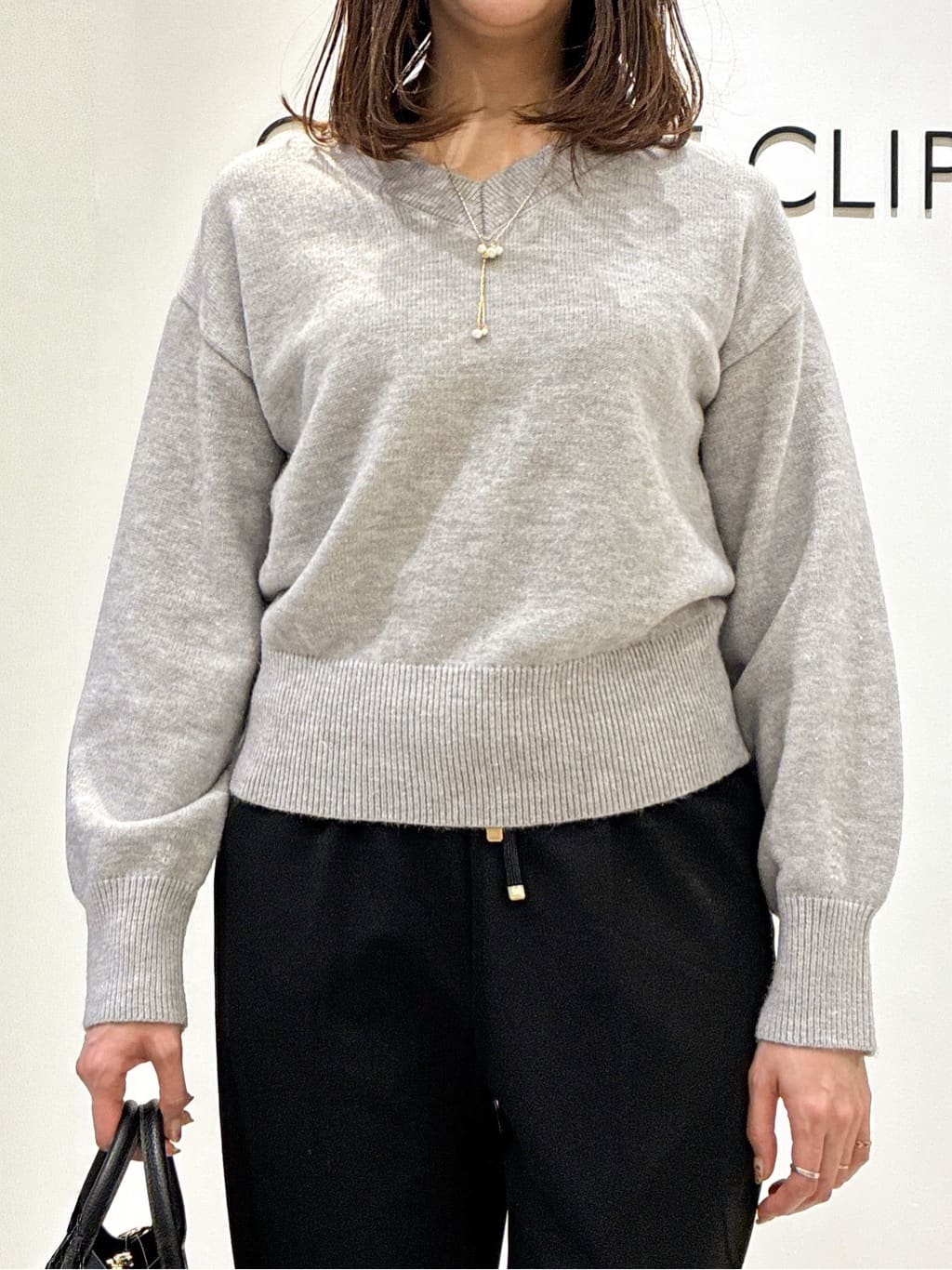 もんちゃんさんの「OPAQUE.CLIP｜Vネックラメニット【洗濯機OK】」を使ったコーディネート
