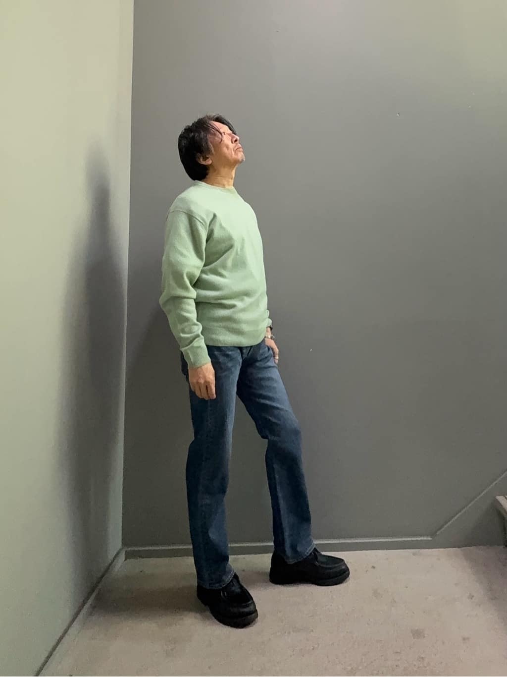 デザイナーTAKEman さんの「TAKEO KIKUCHI｜【Air Palette Knit】ワンポイント カラーニット プルオーバー」を使ったコーディネート