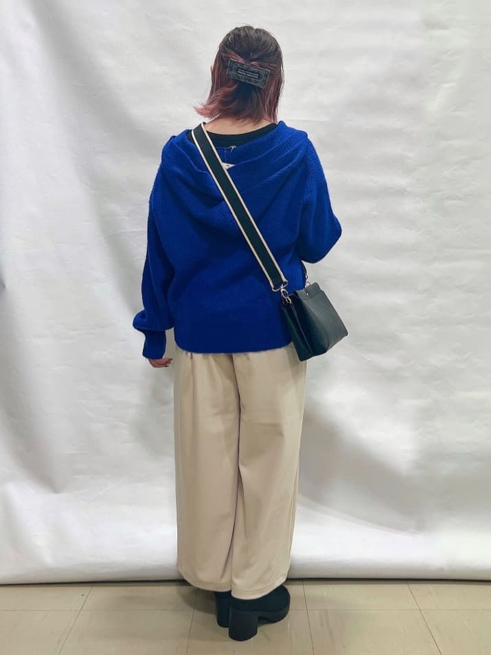 YUIさんの「SHOO･LA･RUE｜【S-LL】お顔周りをすっきり魅せる ふんわり Vネックフードニット」を使ったコーディネート