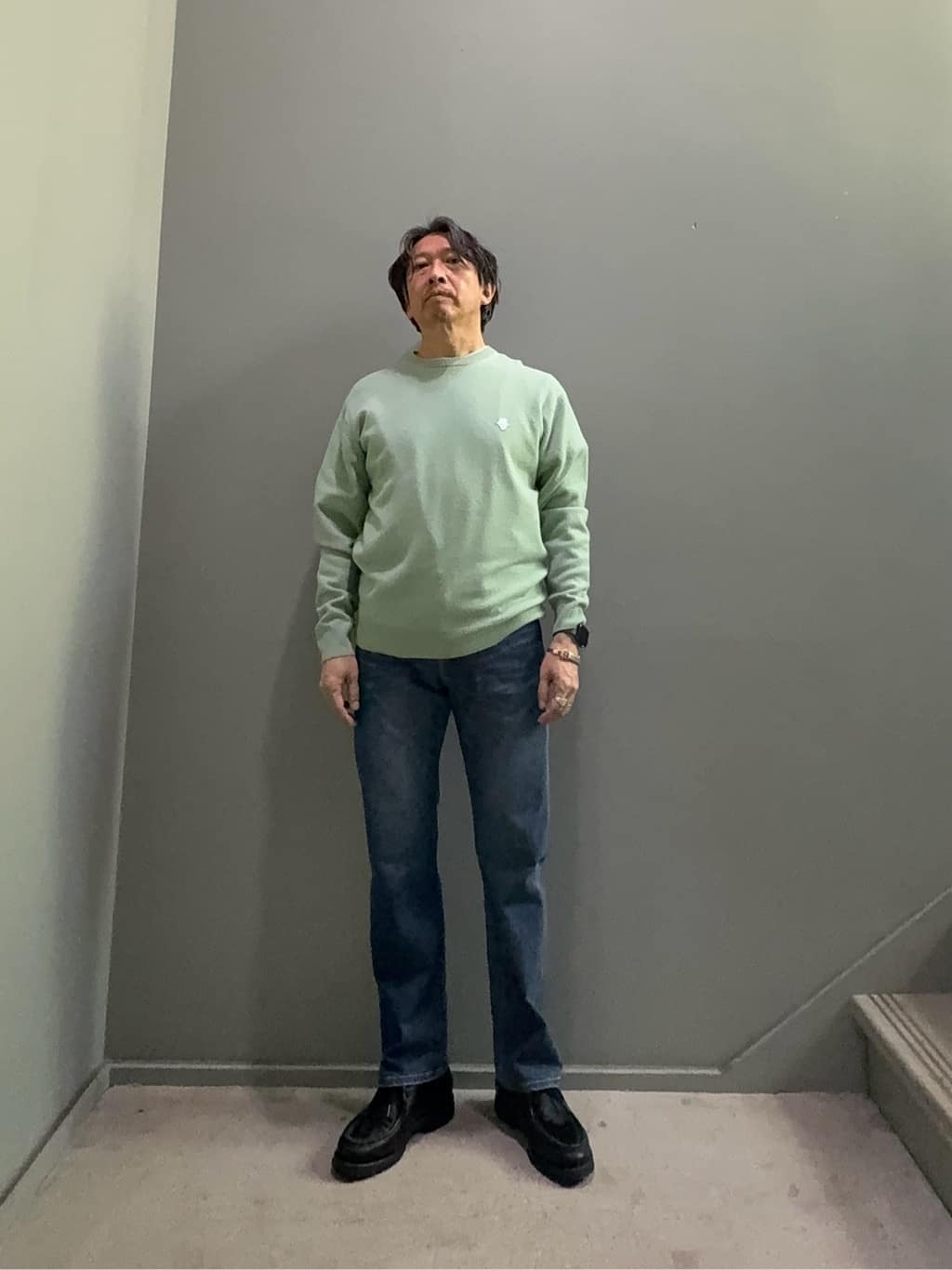 デザイナーTAKEman さんの「TAKEO KIKUCHI｜【Air Palette Knit】ワンポイント カラーニット プルオーバー」を使ったコーディネート
