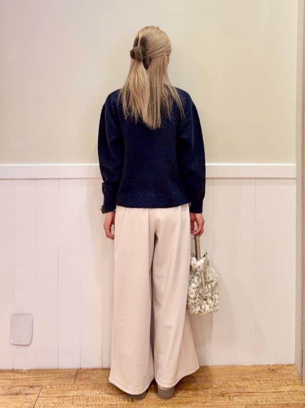 みりのさんの「SHOO･LA･RUE｜【S-LL/洗濯機可】さりげないラメが上品　クルーネックニット」を使ったコーディネート