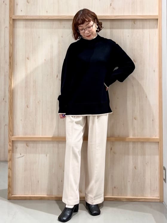 nakoさんの「THE SHOP TK｜【インしないで着られる】金ボタン ハイネックニット/毛玉になりにくい/静電気防止/洗濯機OK」を使ったコーディネート