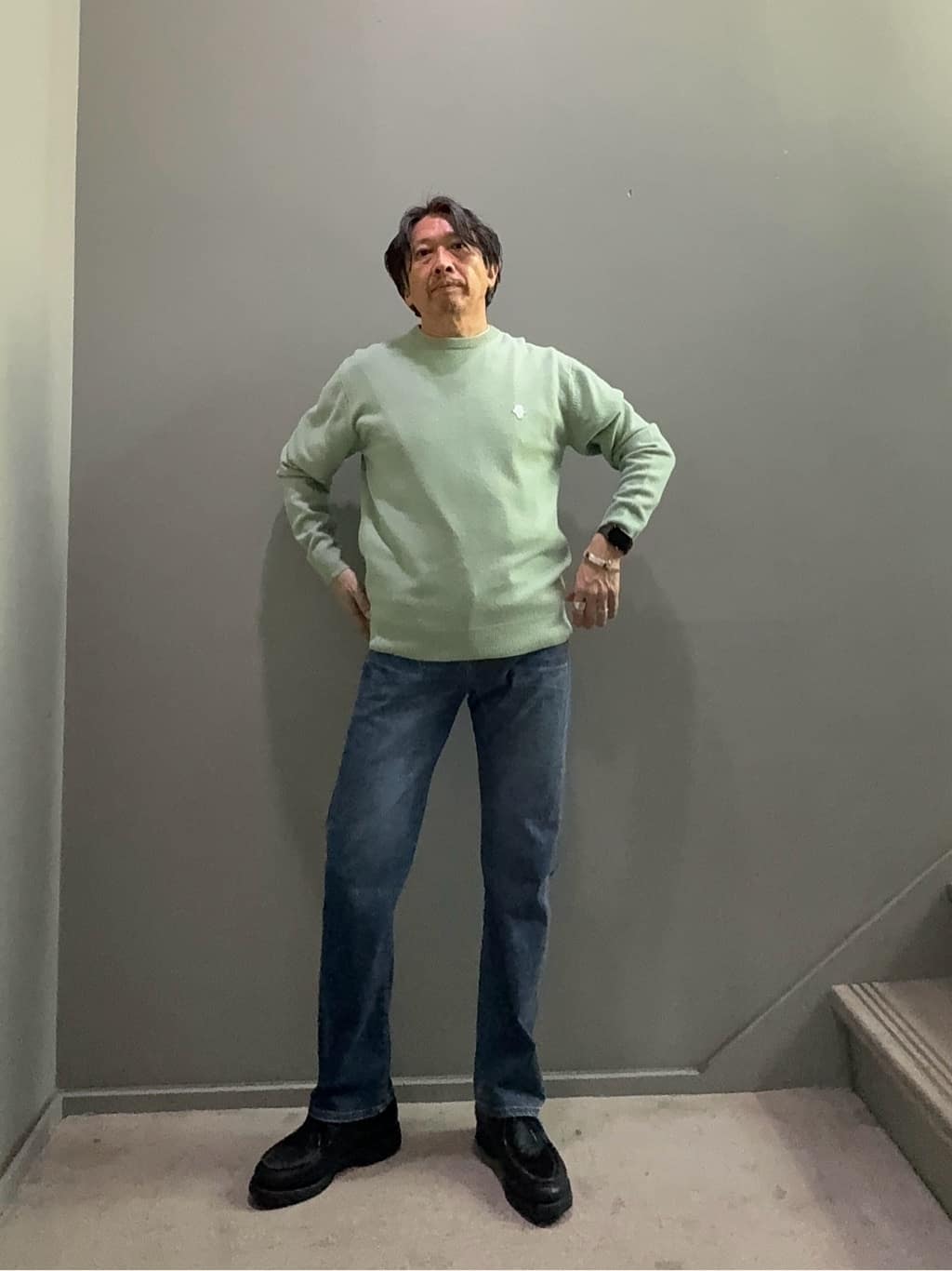 デザイナーTAKEman さんの「TAKEO KIKUCHI｜【Air Palette Knit】ワンポイント カラーニット プルオーバー」を使ったコーディネート