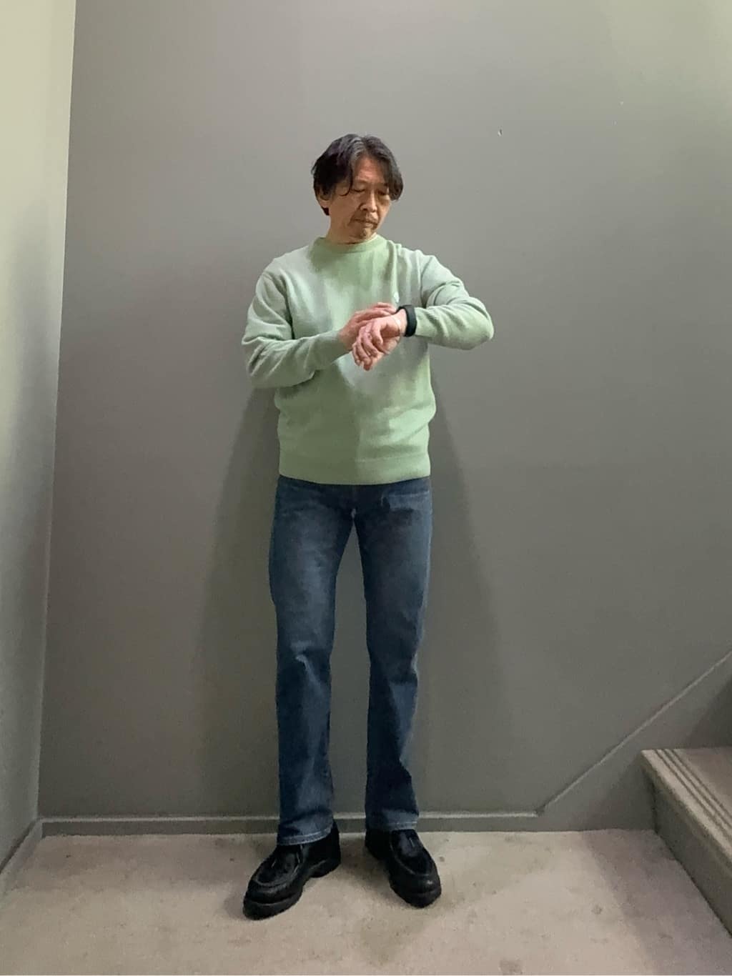 デザイナーTAKEman さんの「TAKEO KIKUCHI｜【Air Palette Knit】ワンポイント カラーニット プルオーバー」を使ったコーディネート