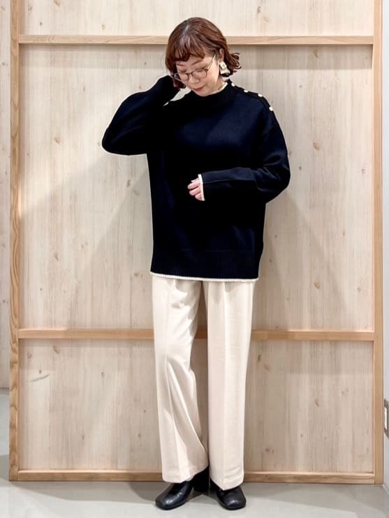 nakoさんの「THE SHOP TK｜【インしないで着られる】金ボタン ハイネックニット/毛玉になりにくい/静電気防止/洗濯機OK」を使ったコーディネート