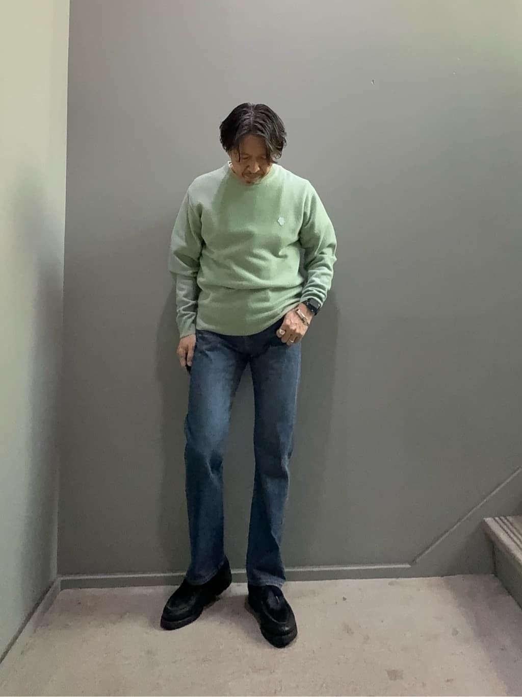デザイナーTAKEman さんの「TAKEO KIKUCHI｜【Air Palette Knit】ワンポイント カラーニット プルオーバー」を使ったコーディネート