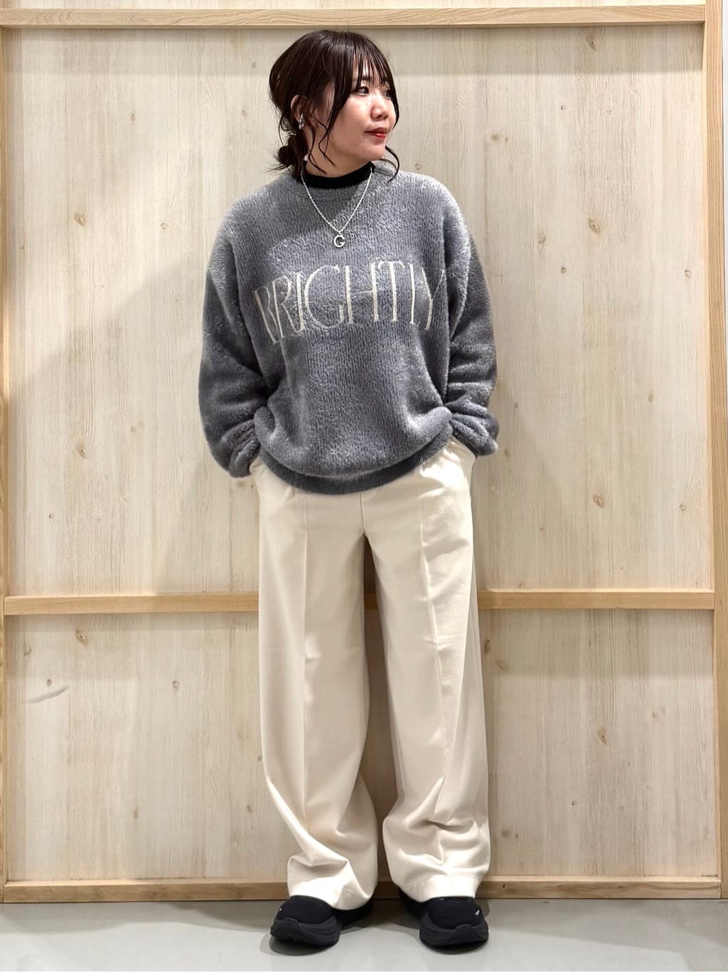 nanaさんの「THE SHOP TK｜ベルベットフェザー ロゴニットプルオーバー」を使ったコーディネート