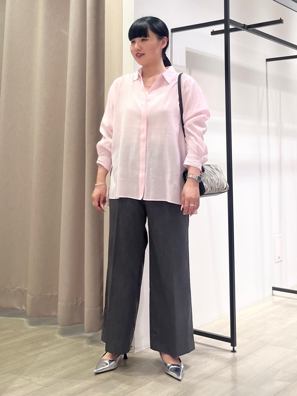 hasuさんの「INDIVI｜【体型カバー／清涼感】シアーオーバーシャツ」を使ったコーディネート