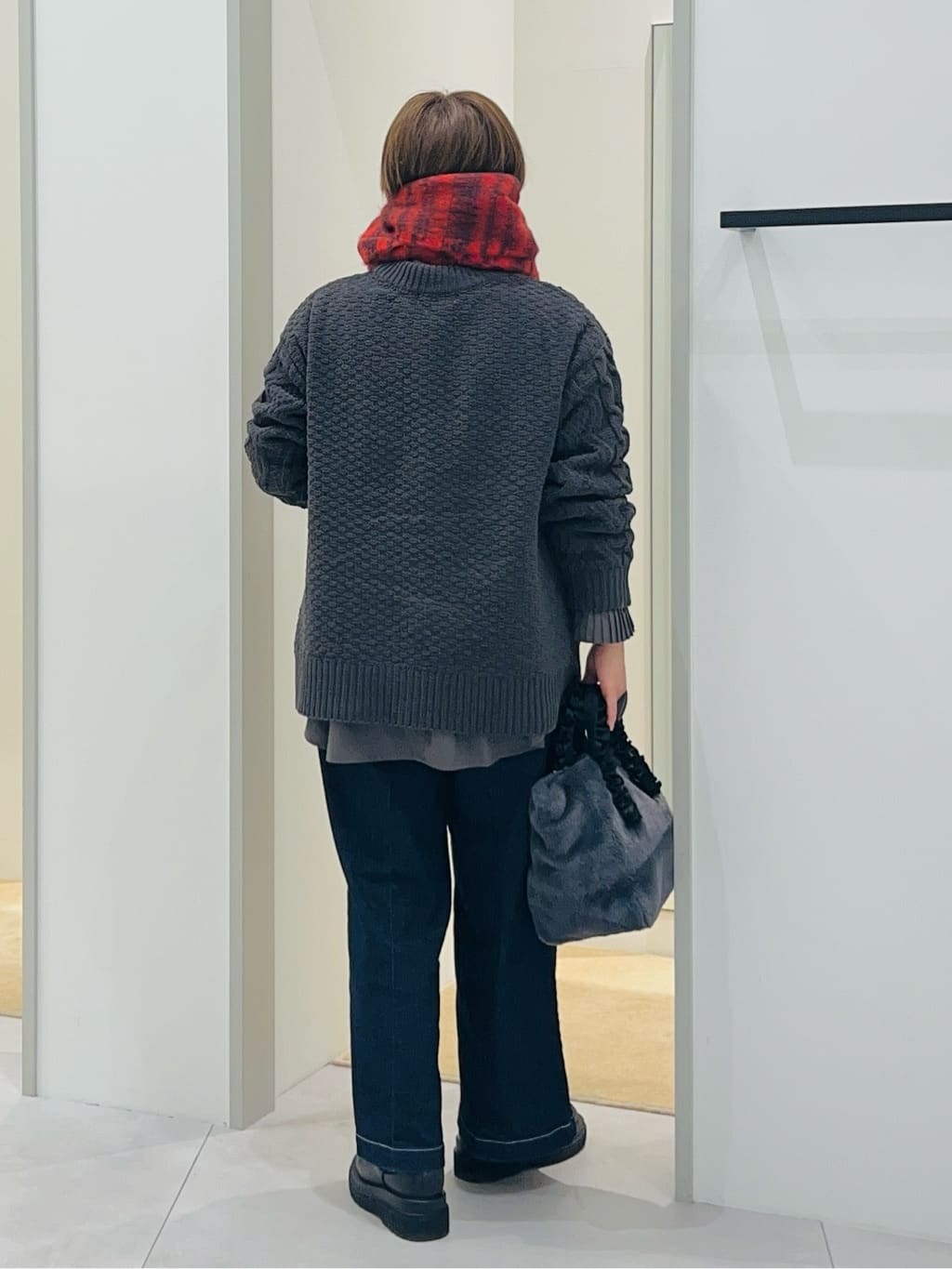 タナさんの「THE SHOP TK｜【洗える】冬のコーデを盛り上げる マットモール ケーブルニット」を使ったコーディネート