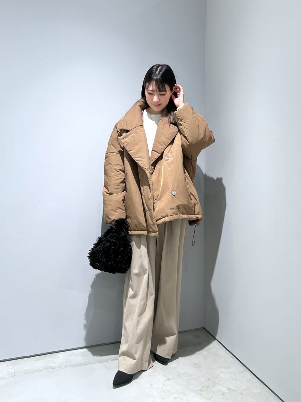 Renoさんの「INDIVI｜フェイクファーマイクロバッグ」を使ったコーディネート