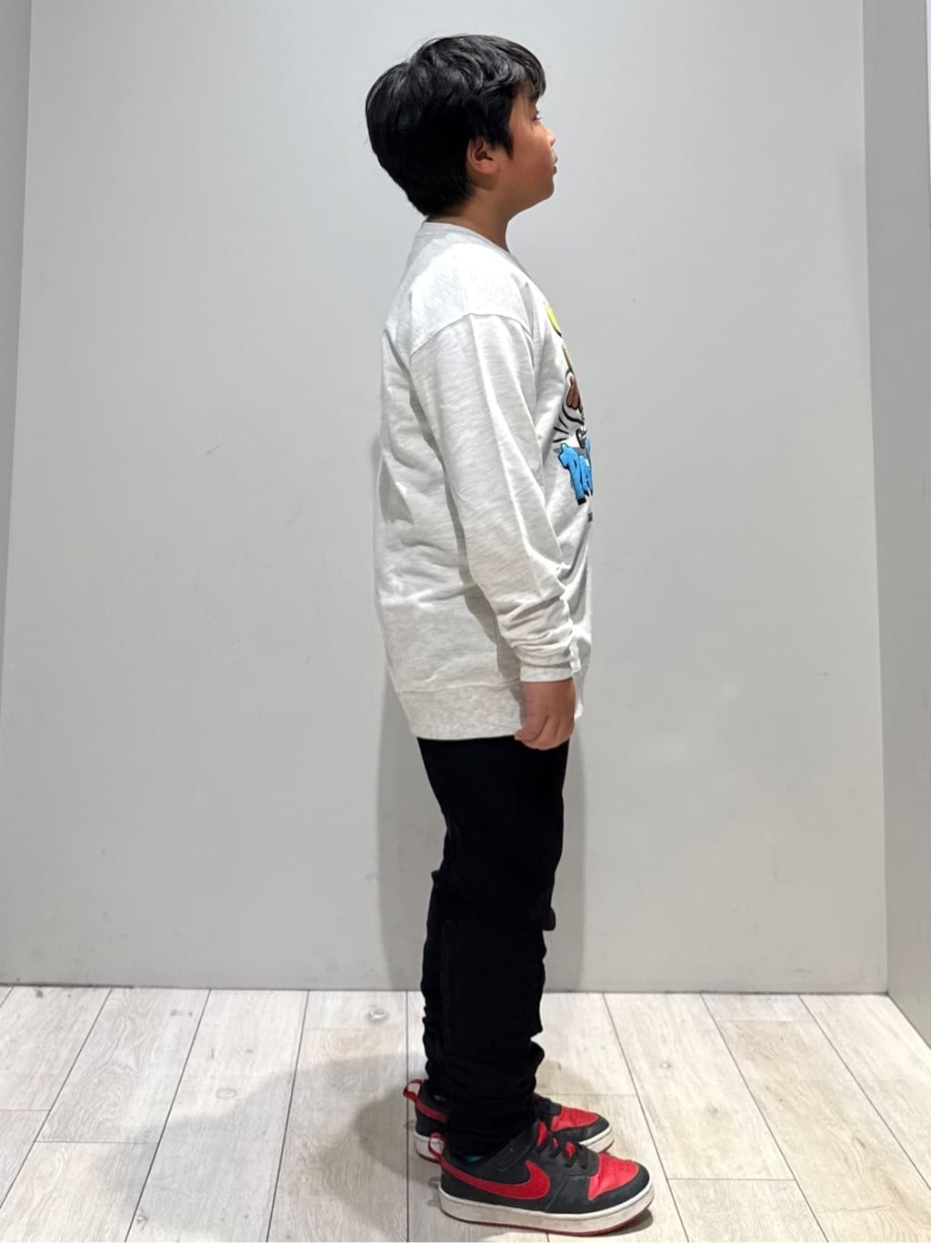 kuboさんの「THE SHOP TK｜【110－160/3柄&times;2色】ミニ裏毛ロゴプルオーバー」を使ったコーディネート