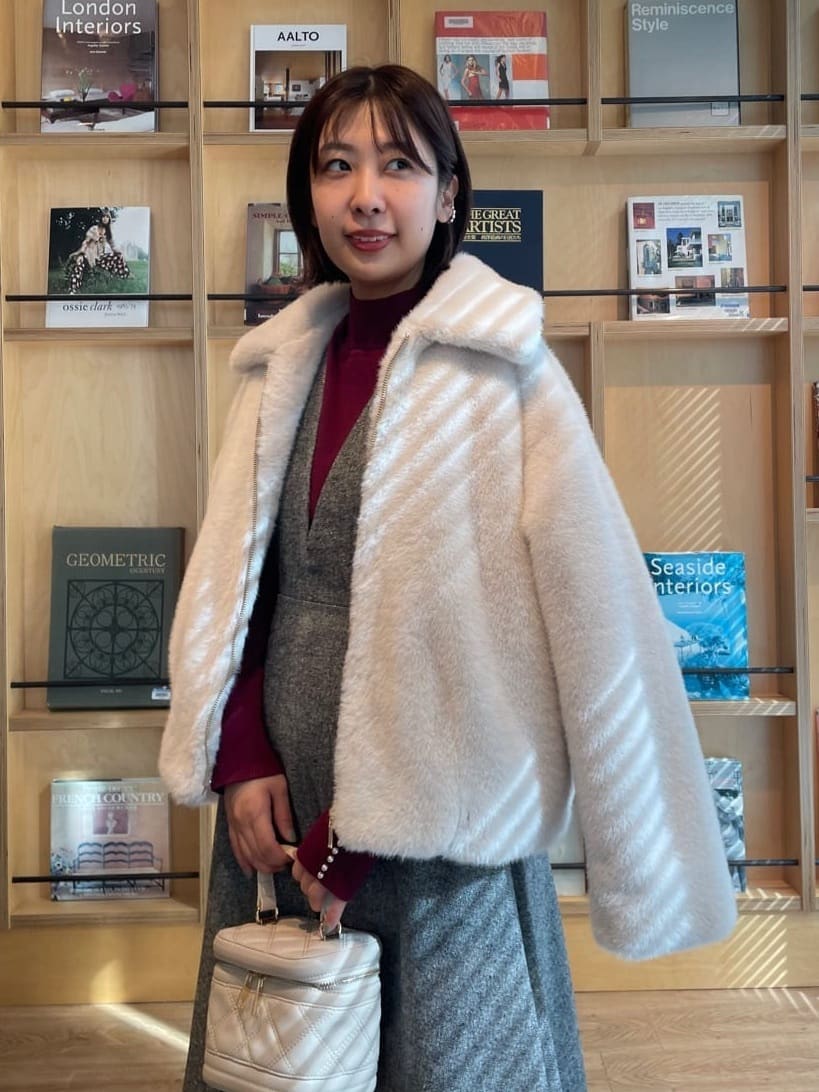 abeさんの「Couture brooch｜【ふわふわ・上品】ミンクフェイクファーアウター」を使ったコーディネート