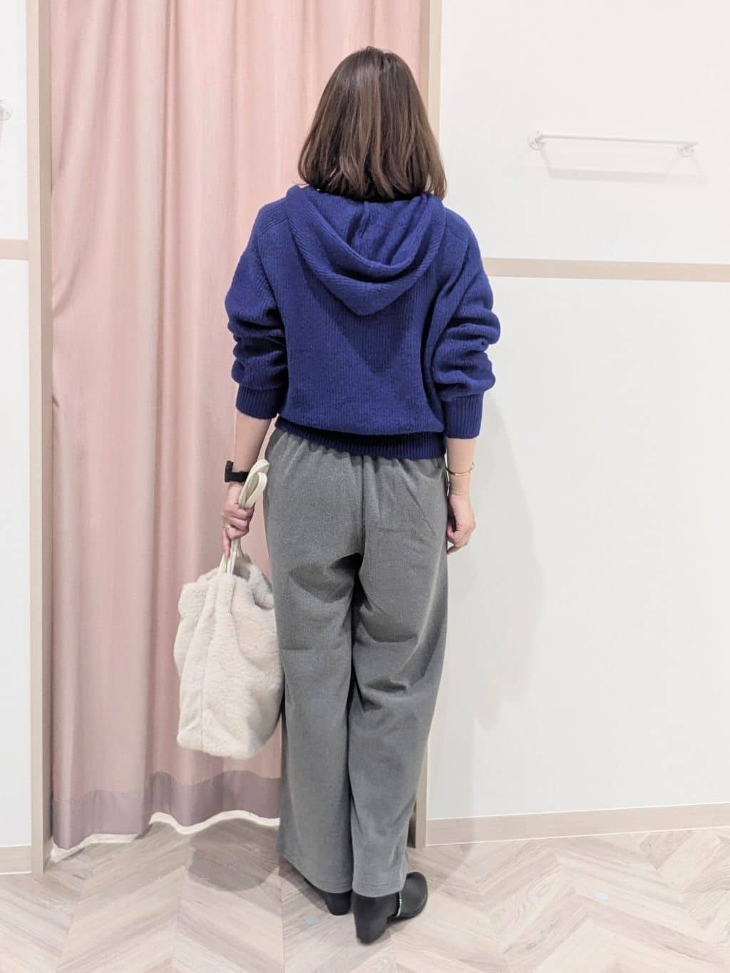 miyuさんの「SHOO･LA･RUE｜【S-LL】お顔周りをすっきり魅せる ふんわり Vネックフードニット」を使ったコーディネート