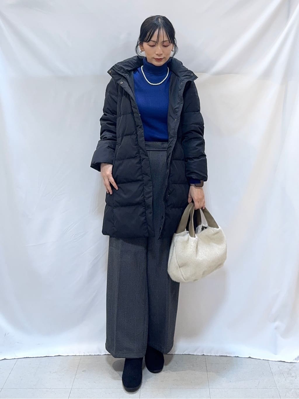 𝐇𝐢𝐫𝐨𝐦𝐢さんの「SHOO･LA･RUE｜【洗濯機可/撥水】フェイクファーフード ロングダウン」を使ったコーディネート