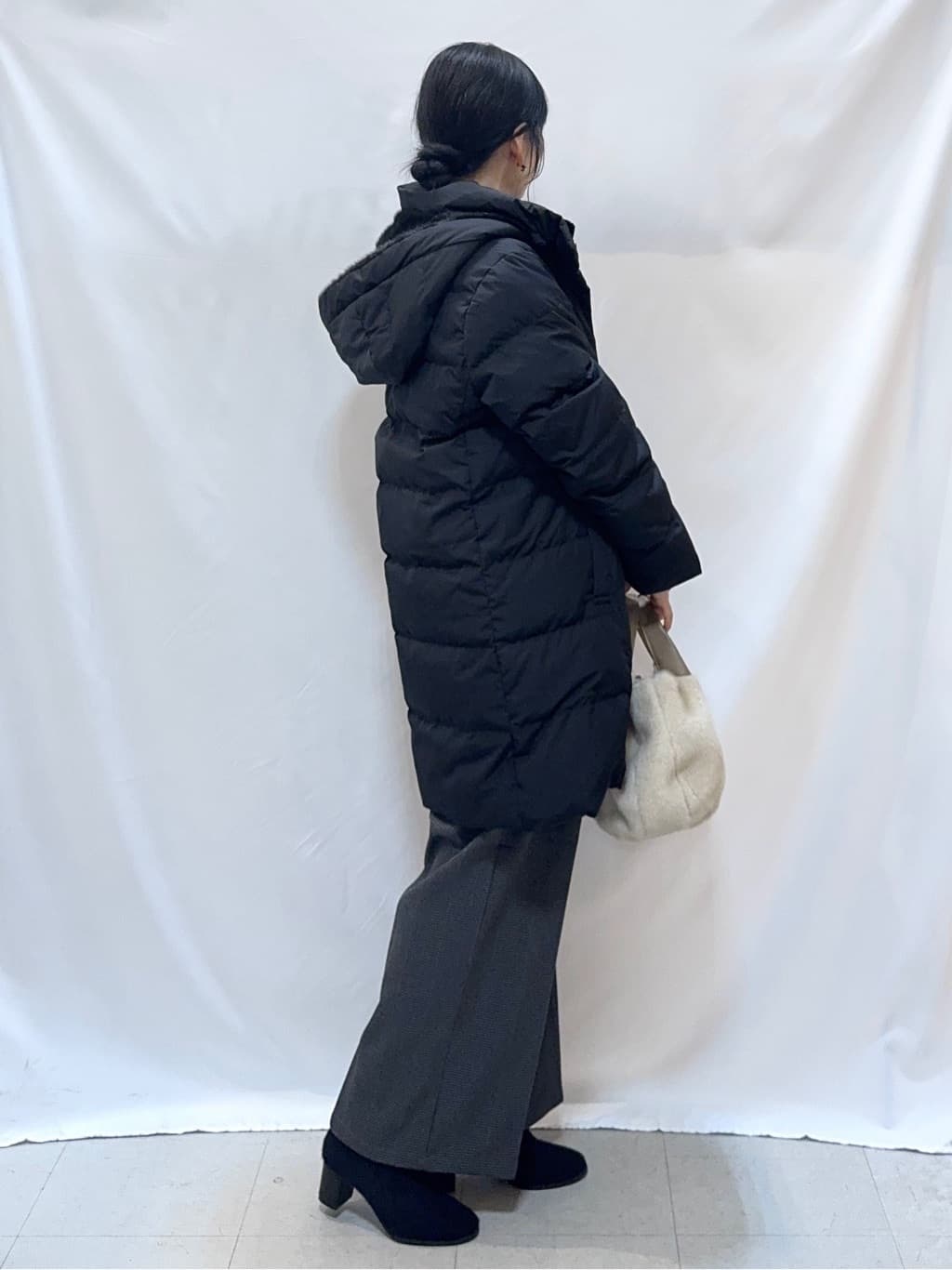 𝐇𝐢𝐫𝐨𝐦𝐢さんの「SHOO･LA･RUE｜【洗濯機可/撥水】フェイクファーフード ロングダウン」を使ったコーディネート
