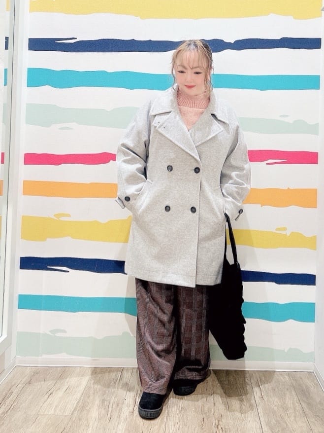 Peeさんの「SHOO･LA･RUE｜【あったか】大人のための チェック柄フリルサロペット」を使ったコーディネート