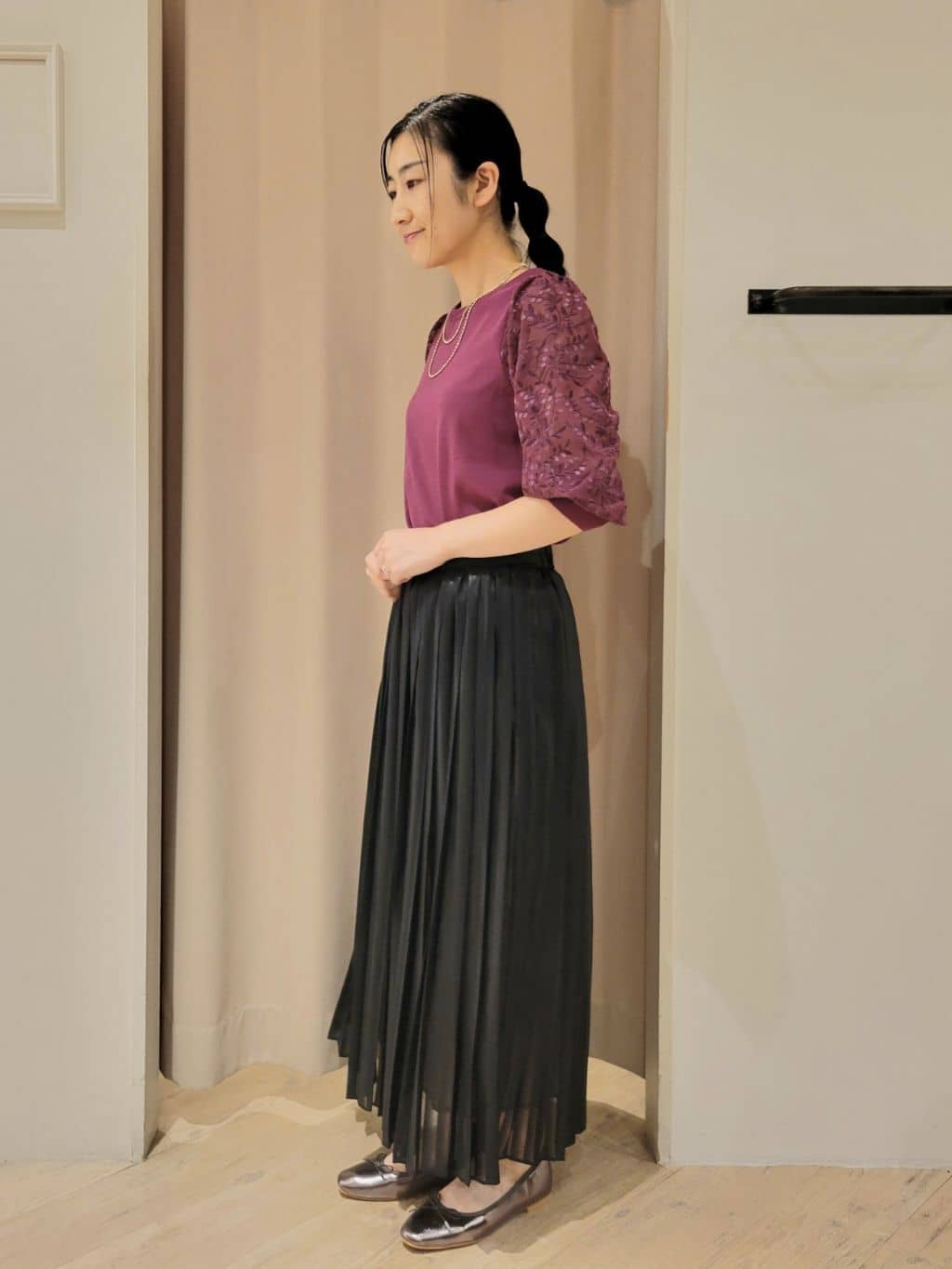 いそさんの「grove｜【二の腕カバー】繊細さと上品さをまとう袖刺繍プルオーバーニット」を使ったコーディネート