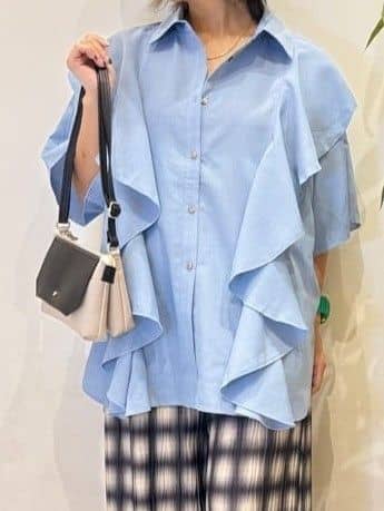 misakiさんの「SHOO･LA･RUE｜【洗える/S-LL】大きめのフリルが印象的 デザインブラウス」を使ったコーディネート