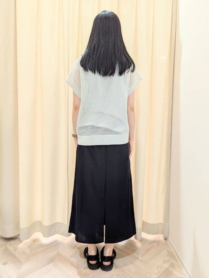 hinaさんの「SHOO･LA･RUE｜【2点セット/S-LL】キラリと光るラメがポイント メッシュロゴニット+タンクトップ」を使ったコーディネート