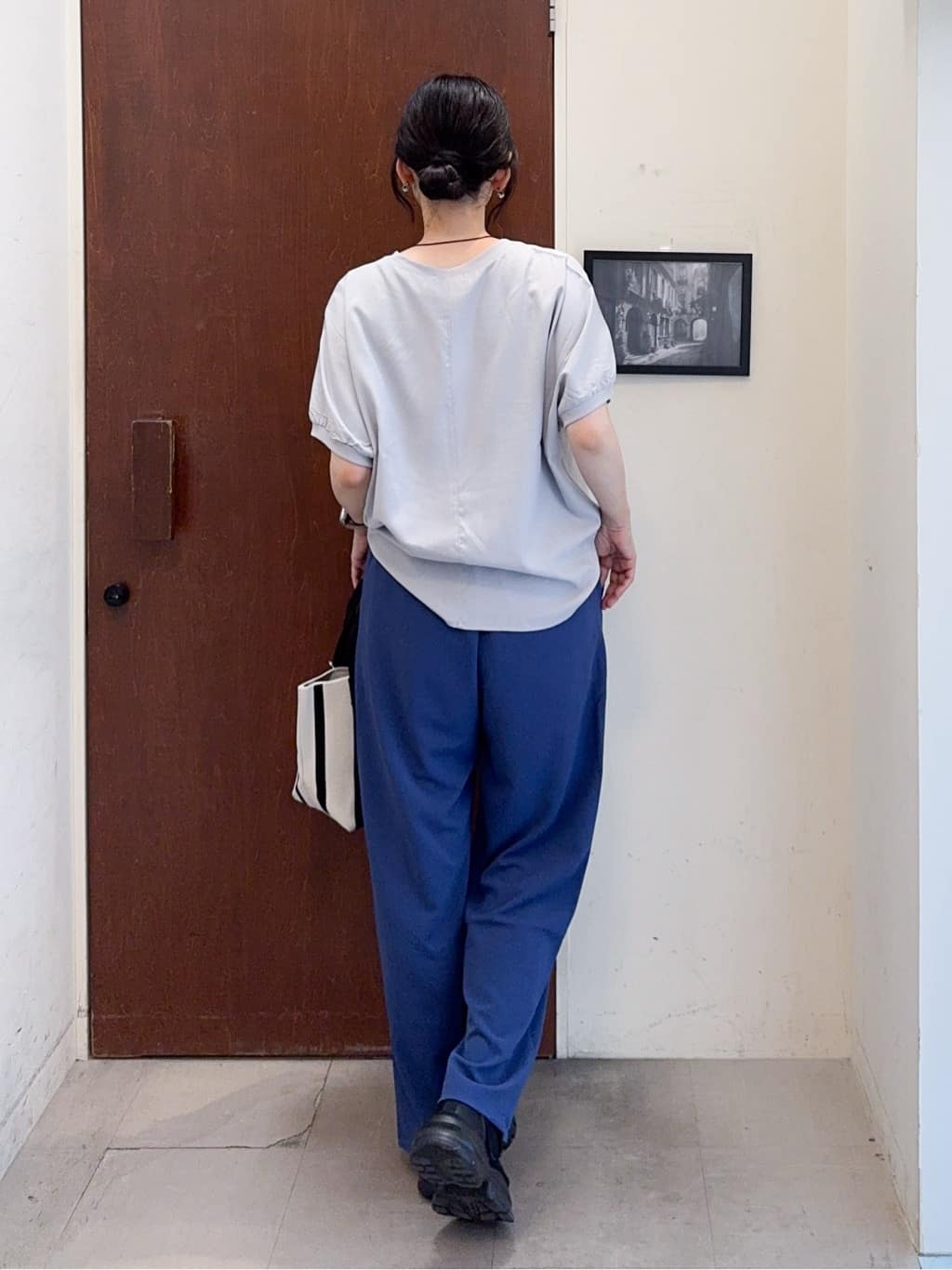𝐇𝐢𝐫𝐨𝐦𝐢さんの「SHOO･LA･RUE｜【ひんやり/洗濯後しわになりにくい】リブ切り替えドルマンブラウス」を使ったコーディネート