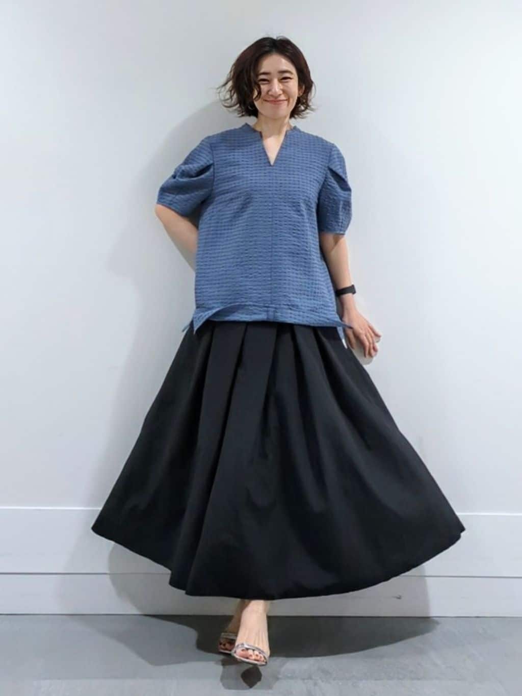 ミズタさんの「UNTITLED｜【吸水速乾/ストレッチ/Vネック】フォルムスリーブ ブラウス」を使ったコーディネート