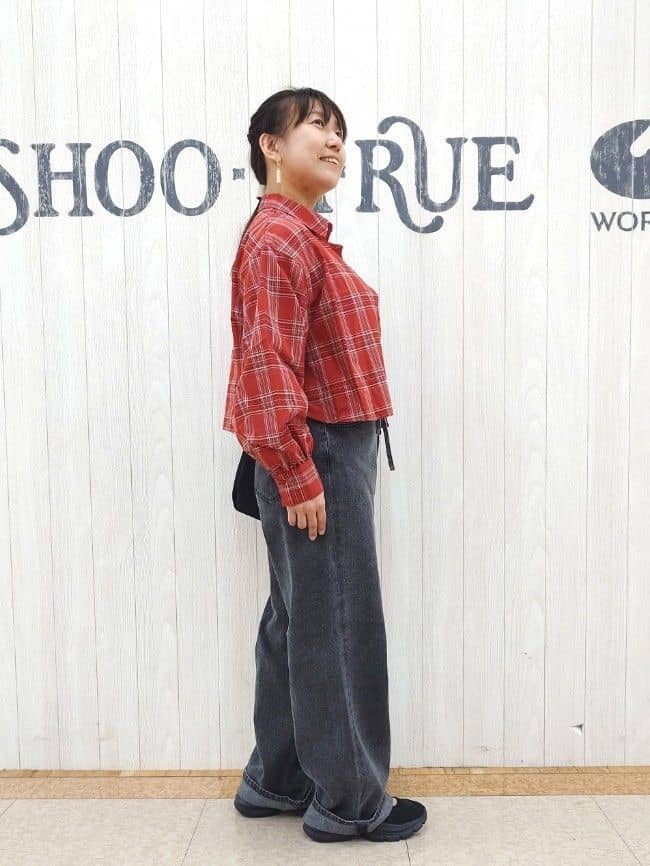 とろろさんの「SHOO･LA･RUE｜【着丈選べる】オーバーサイズのチェックシャツ」を使ったコーディネート